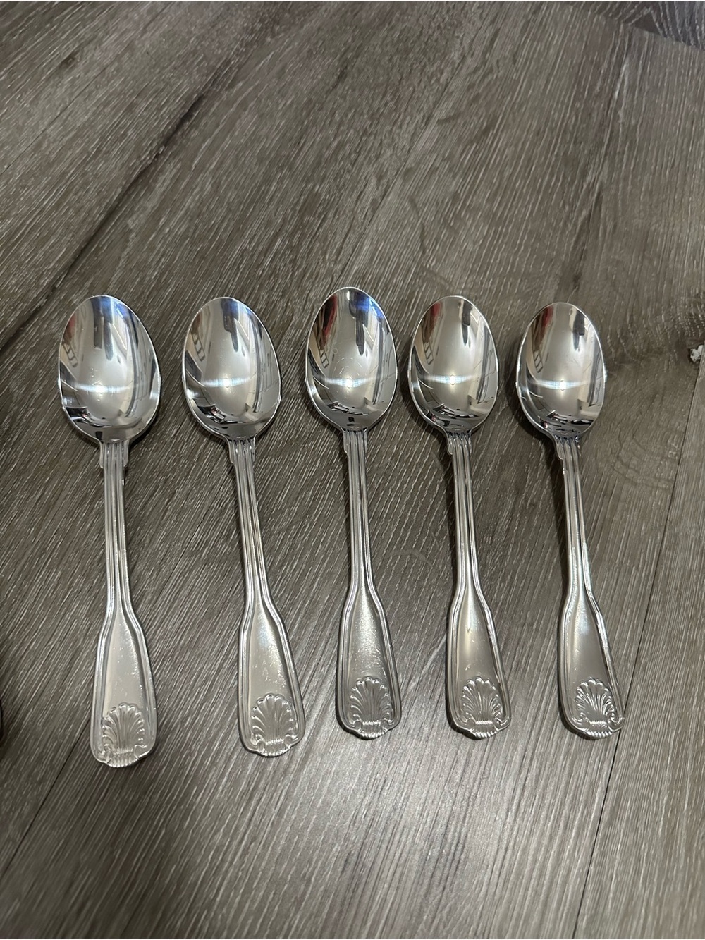Classic Shell-Pattern Stainless Steel Flatware Set - Silver - Picture 3 of 10